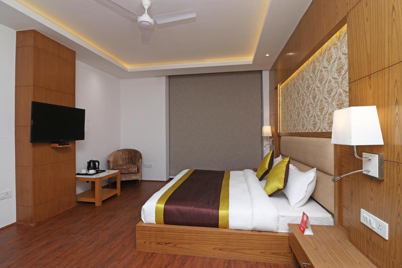 Capital O Hotel Star Inn Near Chhatarpur Metro Station New Delhi Exterior photo