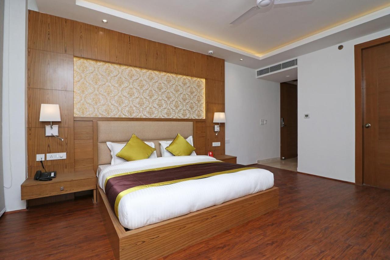 Capital O Hotel Star Inn Near Chhatarpur Metro Station New Delhi Exterior photo